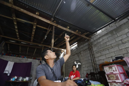 El proyectil impactó en el techo de la casa e hirió a la niña.