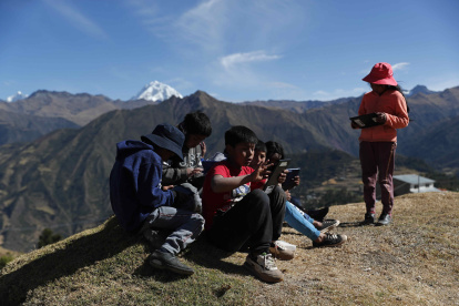 Conexión. Un grupo de niños navega por internet desde sus tabletas, en la comunidad campesina de Ayaviri, a más de 3.000 metros de altura.