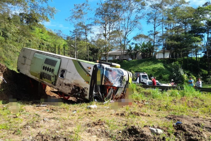 El siniestro se registró esta mañana y varios heridos fueron trasladados en helicóptero a casas de salud.