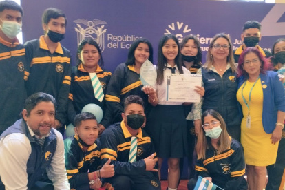 Dayana Flores junto a sus compañeros y maestros.