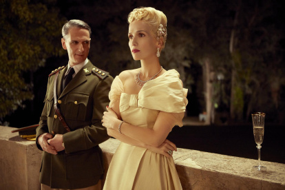Natalia Oreiro, como Eva Perón, y Ernesto Alterio, como el teniente coronel Carlos Eugenio de Moori Koenig, durante una escena de la telenovela "Santa Evita", que cuenta la vida de Eva Perón basada en la novela homónima de ficción histórica del escritor argentino Tomás Eloy Martínez.