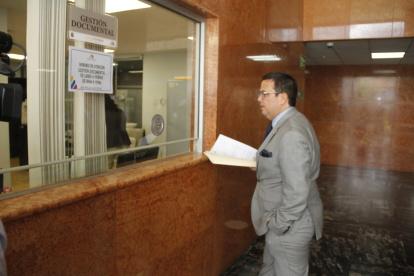 El ministro Vera acudió a la Asamblea Nacional para ingresar su oficio de respuesta a la Comisión de Fiscalización.