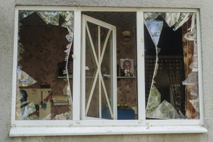 Bryan Stern, cofundador de Project Dynamo, una organización dedicada a rescatar a civiles de EE.UU. y sus "aliados" en Ucrania, afirma que cada día en ese país es un "11 de septiembre" y augura que la violencia va a incrementarse.

"La maquinaria de guerra y la maquinaria de propagada de Rusia es increíblemente efectiva", dijo Stern, un excombatiente que trabajó como rescatista en los atentados del 11 de septiembre de 2001 en Nueva York, en unas declaraciones publicadas este jueves en la cuenta de Facebook de Project Dynamo tras su regreso a Tampa (Florida) después de más de cinco meses en Ucrania.

"Aun así les hemos dado puñetazos en la cara cada semana. Nos odian y tratan de hacernos daño todos el rato, pero está bien, somos inteligentes, jugamos al ajedrez no a las damas", agregó el cofundador de Project Dynamo, creada en 2021 en principio para rescatar a estadounidenses y colaboradores de EE.UU. que quedaron en Afganistán tras la retirada de las tropas de este país.

La organización, formada por voluntarios que en su mayoría son militares retirados o excombatientes, afirma haber realizado más de 200 misiones de rescate en Ucrania desde que en febrero el país fue invadido por tropas rusas.

Entre otros muchos, han rescatado a bebés que familias estadounidenses tuvieron con ayuda de una madre subrogada en Ucrania y no podían salir de ese país, a un científico nuclear ucraniano nacido en EE.UU. y residente en la parte invadida por Ucrania, de acuerdo a su web.

Según Stern, piensan seguir operando en Ucrania si logran más donaciones, pues no cobran por unas misiones que se realizan a petición de familiares o allegados de la persona necesitada de ayuda.

Stern regresó el miércoles por la noche a Tampa, la ciudad de Florida donde reside, en compañía de un joven de Michigan (EEUU) que en marzo pasado fue hecho prisionero en Ucrania por militares rusos a raíz de una acusación de espionaje que él niega.

Kirillo Alexandrov, de 27 años, su esposa ucraniana y su suegra fueron capturados cuando trataban de abandonar la zona de la ciudad de Jersón, en el sur de Ucrania, a orillas del mar Negro.

A Alexandrov los rusos lo acusaron de delitos relacionados con espionaje y lo retuvieron a la espera de mandarlo a Moscú como un presunto agente de EE.UU.., pero antes de eso, en mayo pasado, los voluntarios de la organización se lo "robaron" a Rusia, según contó Stern en el aeropuerto de Tampa, donde fue recibido como un héroe.

El cofundador de Project Dynamo dijo que han recibido miles de solicitudes de evacuación que están siendo estudiadas. Una vez que lleguen suficientes donaciones para financiar las misiones, el equipo volverá a rescatar a civiles de la guerra.

La ONG tomó su nombre de una operación realizada en 1940 durante la Segunda Guerra Mundial para evacuar hacia el Reino Unido desde la ciudad de Dunquerque (Francia) a más de 330.000 soldados franceses y británicos ante el avance alemán.