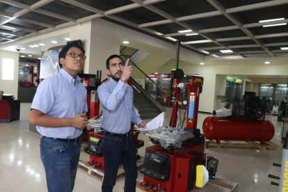José Borbor, estudiante del Colegio Alemán Humboldt, recibe capacitación en la empresa Conauto, donde realiza la mitad de su formación.