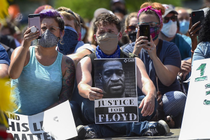 Thomas Lane, expolicía de Mineápolis que acompañaba al entonces agente Derek Chauvin cuando asfixió al afroamericano George Floyd en 2020, fue condenado este jueves a 2 años y medio de cárcel en una prisión federal, por haber violado los derechos civiles de la víctima.

La sentencia del tribunal federal llega después de que en febrero fuera declarado culpable junto con otros dos compañeros de violar los derechos civiles de Floyd al no ayudarlo mientras Chauvin presionaba su rodilla contra el cuello y la espalda de Floyd, quien estaba esposado y acostado boca abajo, por más de nueve minutos.

En el proceso estatal que enfrentaba Lane en paralelo, el exagente llegó a un acuerdo en mayo pasado con la Fiscalía y se declaró culpable de incitar a un homicidio involuntario. Con ello evitó ser juzgado por un tribunal estatal en Minesota, aunque la sentencia fruto del acuerdo se dictará presumiblemente en otoño.

Según explicaron medios locales, el juez federal aseguró este jueves que Lane tuvo un "papel mínimo" en el incidente, que es una persona con un "carácter sobresaliente" y contó que recibió 145 cartas en apoyo a Lane, una cantidad inusual.

Además de la sentencia de cárcel, el expolicía –que se negó a declarar ante el tribunal- deberá pagar una multa por un monto aún por determinar y será puesto en libertad supervisada durante dos años después de cumplir su condena.

En el juicio sí que habló el hermano de la víctima. "Nuestra familia fue sentenciada a muerte el 25 de mayo (de 2020), nunca recuperaremos a George", dijo Philonise Floyd.

A diferencia de Lane, los otros dos expolicías que estaban con Chauvin cuando mató a Floyd, Tou Thao y Alexander Kueng, serán juzgados también por un tribunal estatal.

Floyd murió el 25 de mayo de 2020 después de que Chauvin presionara su rodilla contra el cuello y la espalda de Floyd, quien estaba esposado y acostado boca abajo, por más de nueve minutos.

El suceso desencadenó una ola de protestas y disturbios raciales en Estados Unidos inédita desde el asesinato de Martin Luther King a finales de la década de 1960.

Lane, un oficial novato en su cuarto día de trabajo, sujetó las piernas de Floyd durante el arresto, mientras Kueng sujetaba su torso y Thao estaba cerca y retenía a una multitud de transeúntes molestos.

Chauvin fue condenado el año pasado por asesinato y homicidio involuntario en un juicio estatal y fue sentenciado a más de 22 años de prisión.

Además, se declaró culpable de los cargos federales de violar los derechos civiles de Floyd en diciembre y fue sentenciado a 21 años de prisión, que se ejecutará simultáneamente con su sentencia estatal.