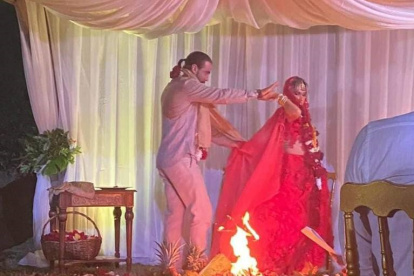 Juan Carlos Váscones y Cynthia Viteri renovaron sus votos a lo Vivaha samskara, una ceremonia que se distingue por la purificación marital.