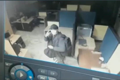 Captura. El sujeto se retira de lugar con los equipos pero antes se despide de la cámara de seguridad.