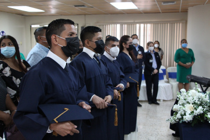 Los directivos del centro estuvieron en la ceremonia de graduación y culminación del programa