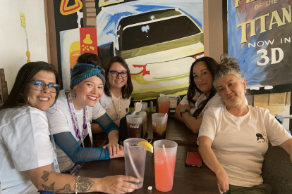 Fotografía personal cedida por La Tiendita de Motita donde aparecen las cinco maestras que cambiaron de profesión y ahora trabajan en ese dispensario de marihuana, en Albuquerque (Estados Unidos). EFE/ La Tiendita De Motita