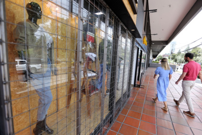 1. Refuerzo. En la avenida Amazonas y calle Juan Pablo Sáenz, el propietario del local afectado por tres visitas de delincuentes invirtió 1.500 dólares para colocar rejas en todo el local.