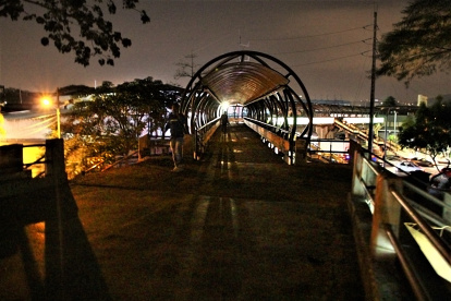 En los pasillos. Los peatones caminan con miedo a lo largo de los extensos pasos peatonales que se observan apagados hace varios años. Algunas zonas se encuentran vandalizadas.