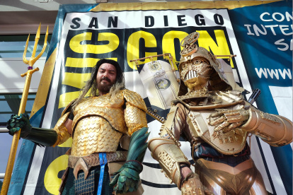 Chris Canole (R), y Kyron Art, posan para fotografías durante la inauguración de Comic Con 2022, en San Diego, California, EE.UU., el 21 de julio de 2022.