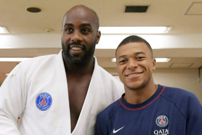 El futbolista Kylian Mbappe (PSG) (i) y Teddy Riner, doble campeón olímpico individual, oro por equipos y diez veces campeón mundial, en el instituto Kodokan, en Tokio