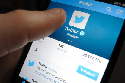 Un hombre navega por Twitter con su teléfono móvil,