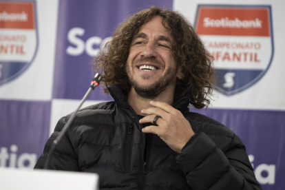 El exjugador de fútbol español Carles Puyol participa en una rueda de prensa, hoy, en el estadio Arturo Rojas Nogales de la ciudad de Santiago (Chile).