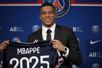 Kylian Mbappe, en una foto de archivo de su renovación con el París Saint Germain.