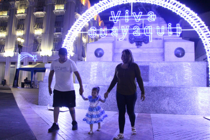 Los urbanistas aconsejan que la iluminación que tiene Guayaquil por las fiestas prevalezca todo el año para que las zonas tengan vida.