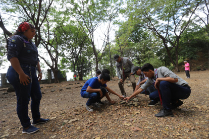 Ya sea solos, con familiares o en grupos, diferentes personas visitan esta área natural del bosque. Allí, no solo realizan actividades recreativas, sino que también sirve para ‘desconectarse’ por unas horas de la ciudad.