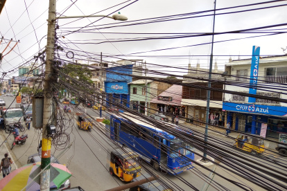 Hecho. Una maraña de cables causa molestias en la avenida 15 de Agosto.