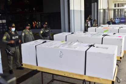 Fotografía de las cajas que contienen los cuerpos de los migrantes hondureños fallecidos dentro de un contenedor en Estados Unidos, hoy, en el Aeropuerto Internacional Ramón Villeda Morales, en San Pedro Sula (Honduras).