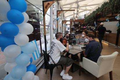 Mercado del Río. Por la fiesta de fundación de Guayaquil ofrece gastronomía, música en vivo y descuentos para quienes vistan de blanco y celeste.