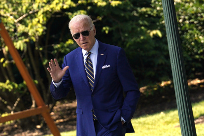 Washington (Usa), 20/07/2022.- US President Joe Biden waves as he departs the White House in Washington, DC, USA, 20 July 2022, en route to Somerset, Massachusetts to deliver remarks on a clean energy future. (Estados Unidos) EFE/EPA/Yuri Gripas / POOL