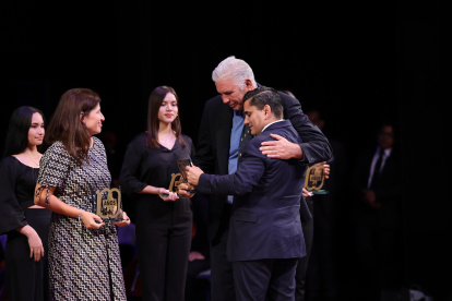 Andrés Gómez, extenista, recibe un reconocimiento de Roberto Ibáñez, presidente de Fedeguayas, mientras la ajedrecista Martha Fierro observa.