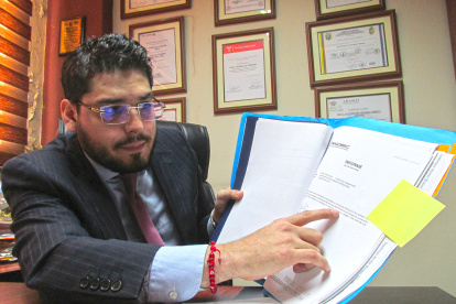 Raúl González, el nuevo superintendente de Bancos, muestra un documento con que el que asegura desvirtúa acusación de inhabilitación por contrato con el Estado.