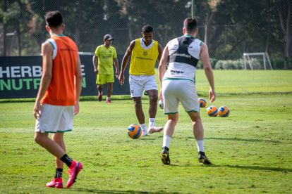Fidel Martínez, delantero de Barcelona, será titular ante Súper 9.