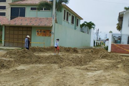 Tierra. En la calle principal de Costa de Oro, hay montículos de tierra que dificultan el paso. En unos tramos, las lomas han quedado, pese a que la calle ya fue intervenida para el alcantarillado.