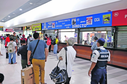 La presencia de pasajero es normal en la terminal terrestre de Guayaquil.
