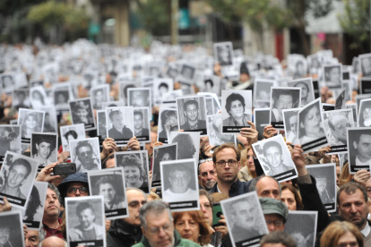 Personas participan durante un acto conmemorativo por el aniversario del atentado contra la mutua judía AMIA, en una fotografía de archivo.
