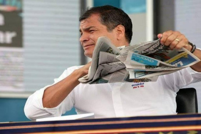 Expresidente. Rafael Correa gustaba de romper un periódico en las sabatinas porque no le gustaba un titular.