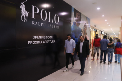 Comercio. En la foto se ve a una de las marcas internacionales que  anuncia la apertura de su tienda en Guayaquil.