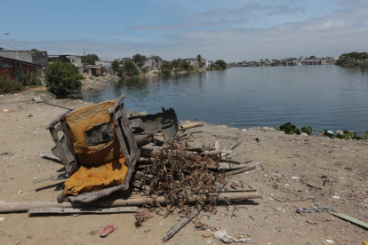 Cerca de la Playita del Guasmo, este es el panorama: basura, piedras y palos junto al estero. Los urbanistas hacen énfasis en la necesidad de invertir en el entorno, a fin de que el sitio se torne amigable y haga sentir a las familias que son tomadas en cuenta. Esos sitios pueden ser hasta un imán turísticos.