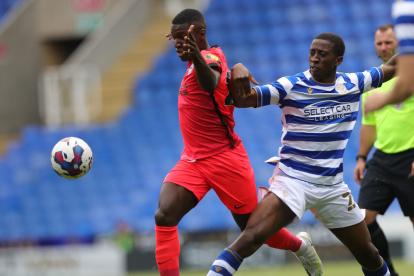 Moisés Caicedo (i), del Brighton, en una disputa con un jugador del Reading.