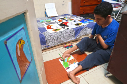 Jeremías Maury pinta el  monumento al papagayo, emblema de la ciudad.