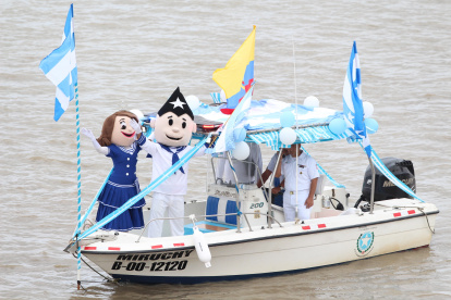 Juan y Juanita Pueblo, a bordo de una embarcación, abrieron el desfile.