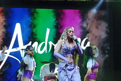 Andreina se presenta por primera vez como solista en el Burger Show.