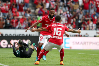 Jordan Sierra, volante ecuatoriano del Toluca, celebra su gol ante el Santos Laguna.