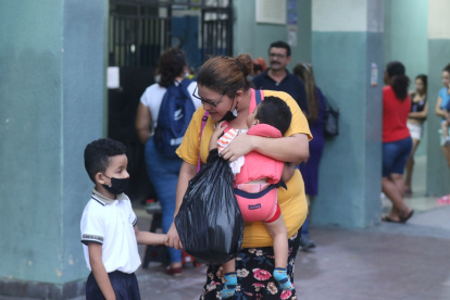 Escuelas. La preocupación de los padres de familia por un eventual contagio de sus hijos es constante.