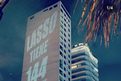 Quito. En la avenida González Suárez se proyectó un mensaje por parte del grupo Pensemos Colectivamente, que en 2020 ya hizo proyecciones en la sede de la Conaie y pintó su mural.