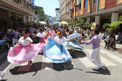 Grupos folclóricos se robaron el aplauso de los asistentes al Festival de la Calle Córdova.