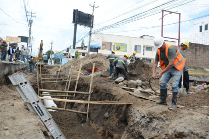 Trabajos. Las cuadrillas de obreros excavan para retirar la antigua tubería de asbesto y cambiarla por una de PVC.