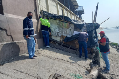 Hechos. Al pie del mercado, se habían levantado algunas estructuras.