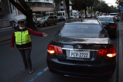 1. Pugna. Entre los cuidadores se disputan los espacios de parqueo desde las 17:00.