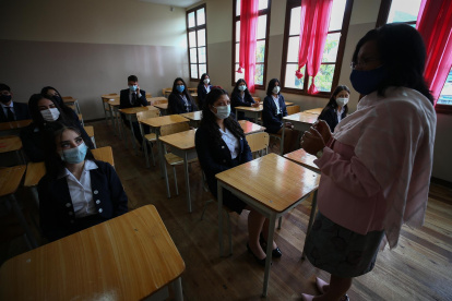 Vista de estudiantes que asisten a clases en una escuela de Quito (Ecuador), en una fotografía de archivo.