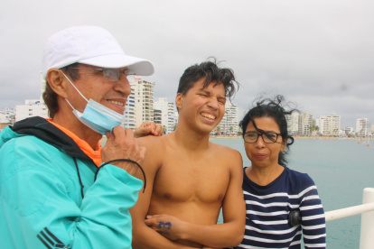 Tommy Guevara, múltiple campeón nacional en aguas abiertas, junto a sus padres, César Guevara y Marcia Mosquera, quienes lo acompañan en todas sus competencias.