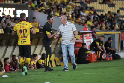 Jorge Célico (d), entrenador de Barcelona, conversa con sus asistente Christian Gómez, durante el empate 2-2 ante 9 de Octubre.