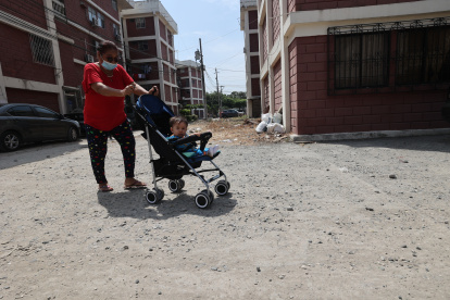 Caminar por las peatonales de los bloques de Sauces 6 se ha vuelto un dolor de cabeza para los residentes, quienes temen caer en la tierra y piedras existentes.